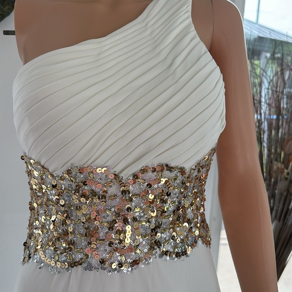 Off white dress with sequins in the waist - Picture 2 of 4